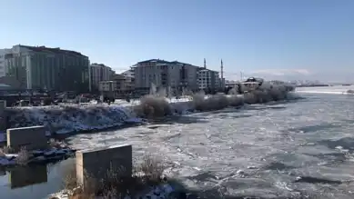 Doğu Anadolu'da Şiddetli Soğuk: Nehir Buz Tuttu!