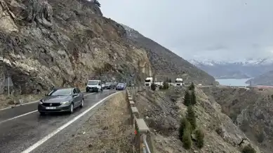 Doğu Anadolu'da Yol Kapandı! Heyelan Ulaşımı Engelledi