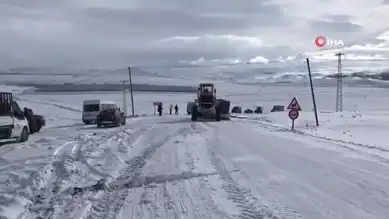 Buzlu Yolda Tır Kazası: Trafik 1 Saat Kapatıldı