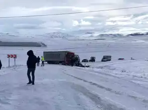 Doğu Anadolu'da Buzlanma: Tır Kazası Yolu Kapattı