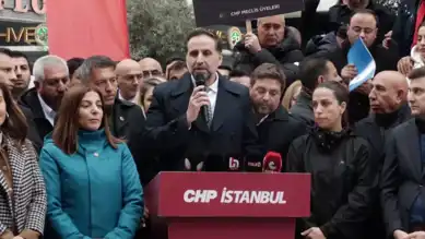 Belediye Önünde Demokrasi Nöbeti: Milletvekili Uyarıyor