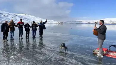 Çıldır Gölü Buz Tuttu, Geleneksel Şenlik Başladı!