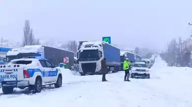 Posof'ta Kar Yağışı: Eğitim Durdu, Yollar Kapandı