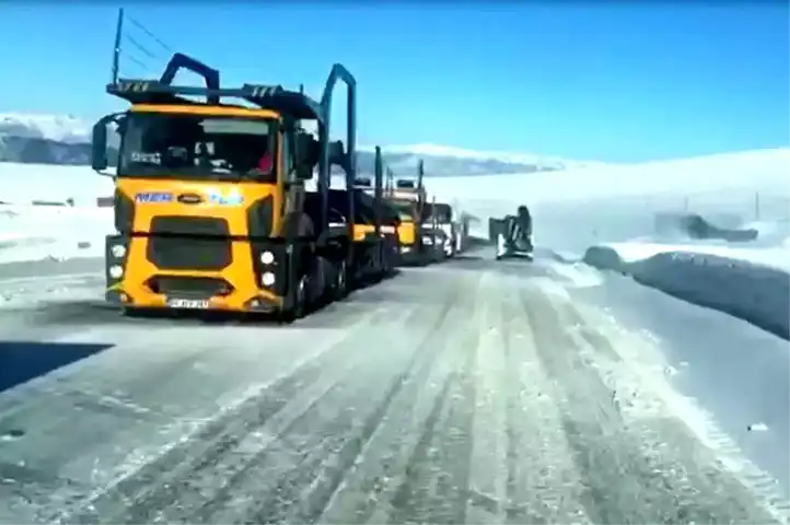 Ardahan'da Yollar Buz Tutamağında! Trafik Aksadı