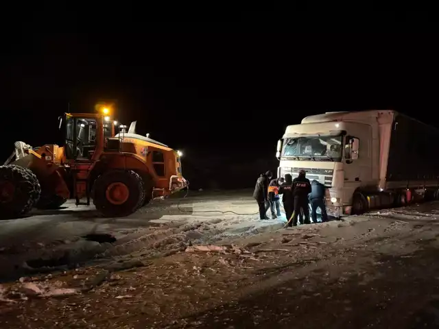 Doğu Anadolu'da Kış Şartları: 4 TIR Kurtarıldı