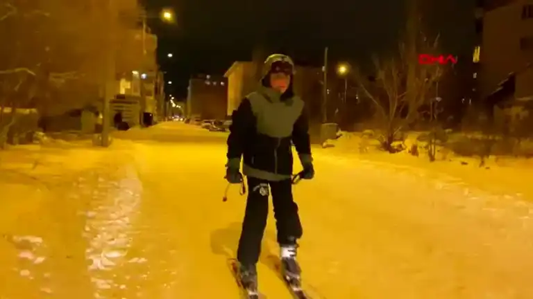 Ardahan'da Kar Yağışı Hayat Felç Etti, Gençler Sokaklarda Kayak Keyfi Yaptı!
