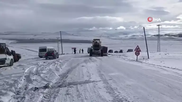 Buzlu Yolda Tır Kazası: Trafik 1 Saat Kapatıldı