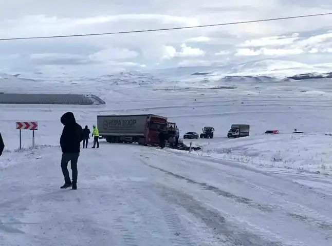 Doğu Anadolu'da Buzlanma: Tır Kazası Yolu Kapattı