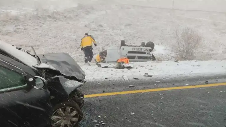 Posof'ta Trafik Kazası: 8 Yaralı