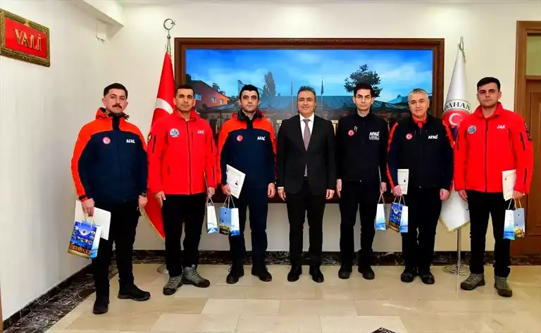 Vali Çiçek'ten Kahraman Kurtarma Ekibine Ödül
